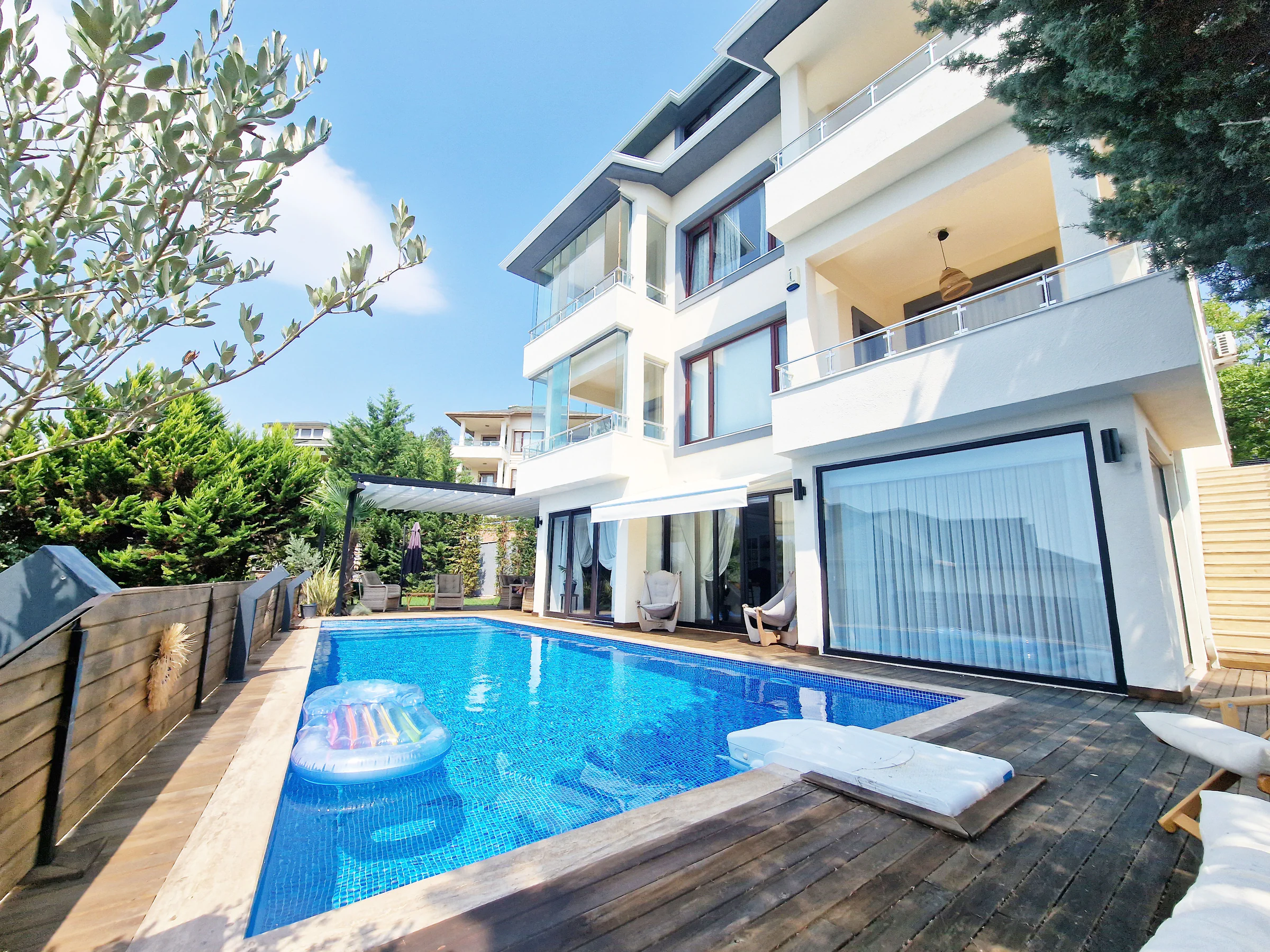 Open-plan interior and garden connection at Doğan House