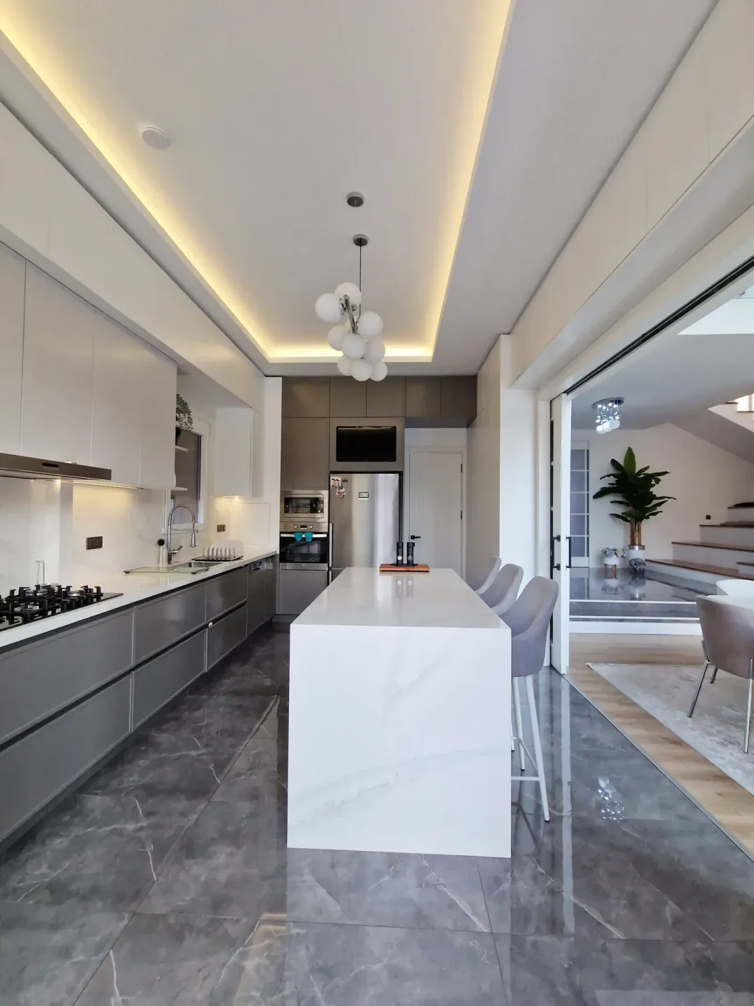 Наполненная светом гостиная в Peker House