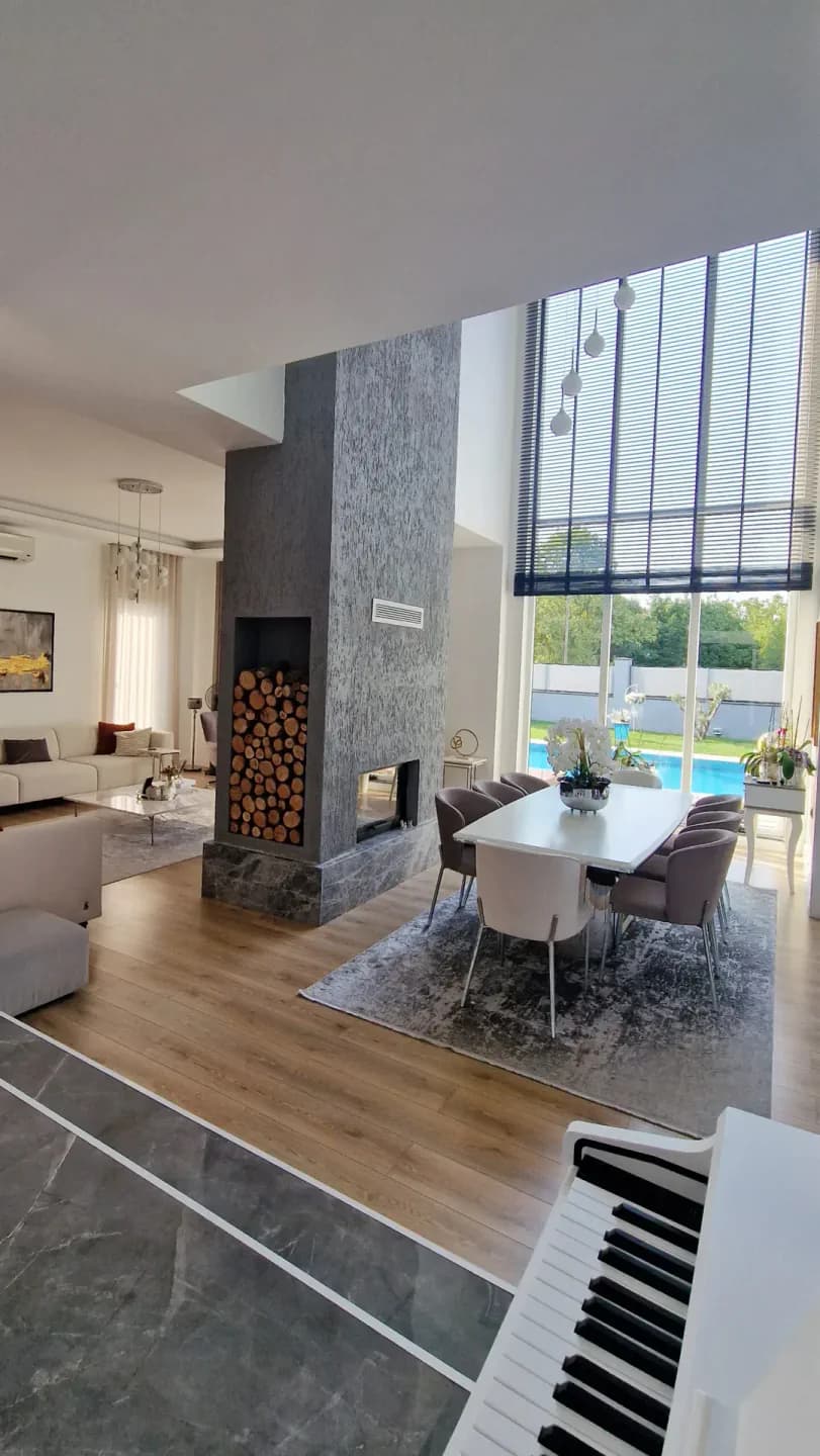 Наполненная светом гостиная в Peker House