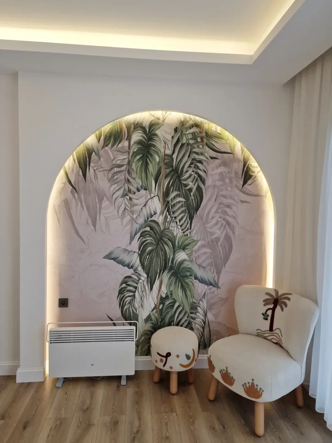 Наполненная светом гостиная в Peker House