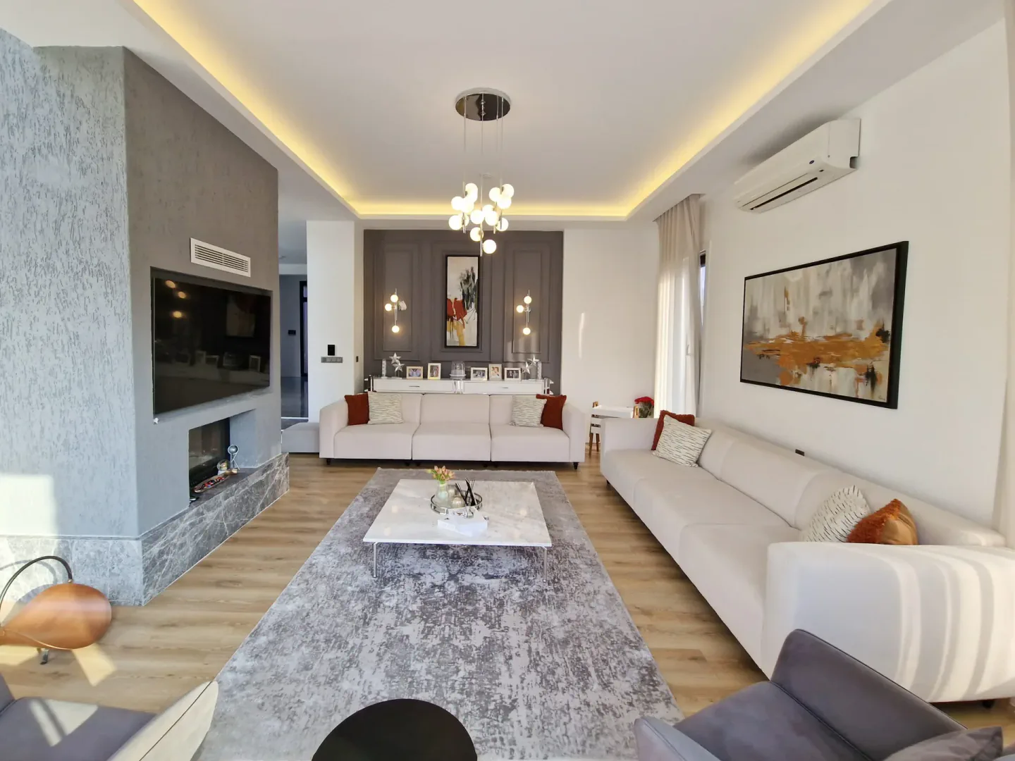 Наполненная светом гостиная в Peker House