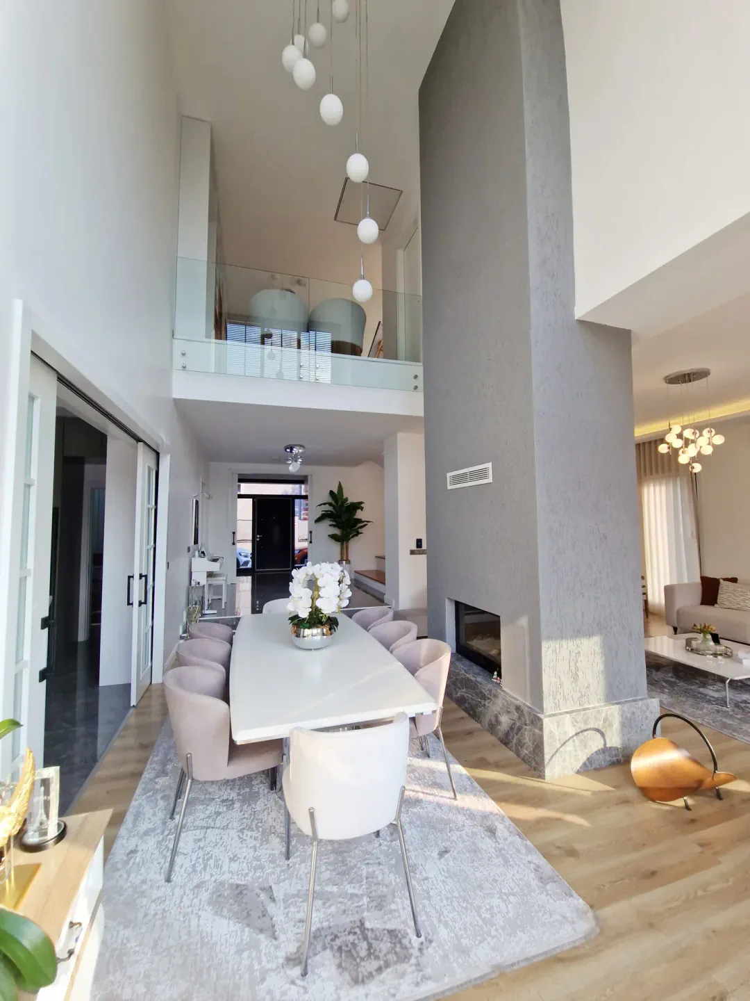 Наполненная светом гостиная в Peker House