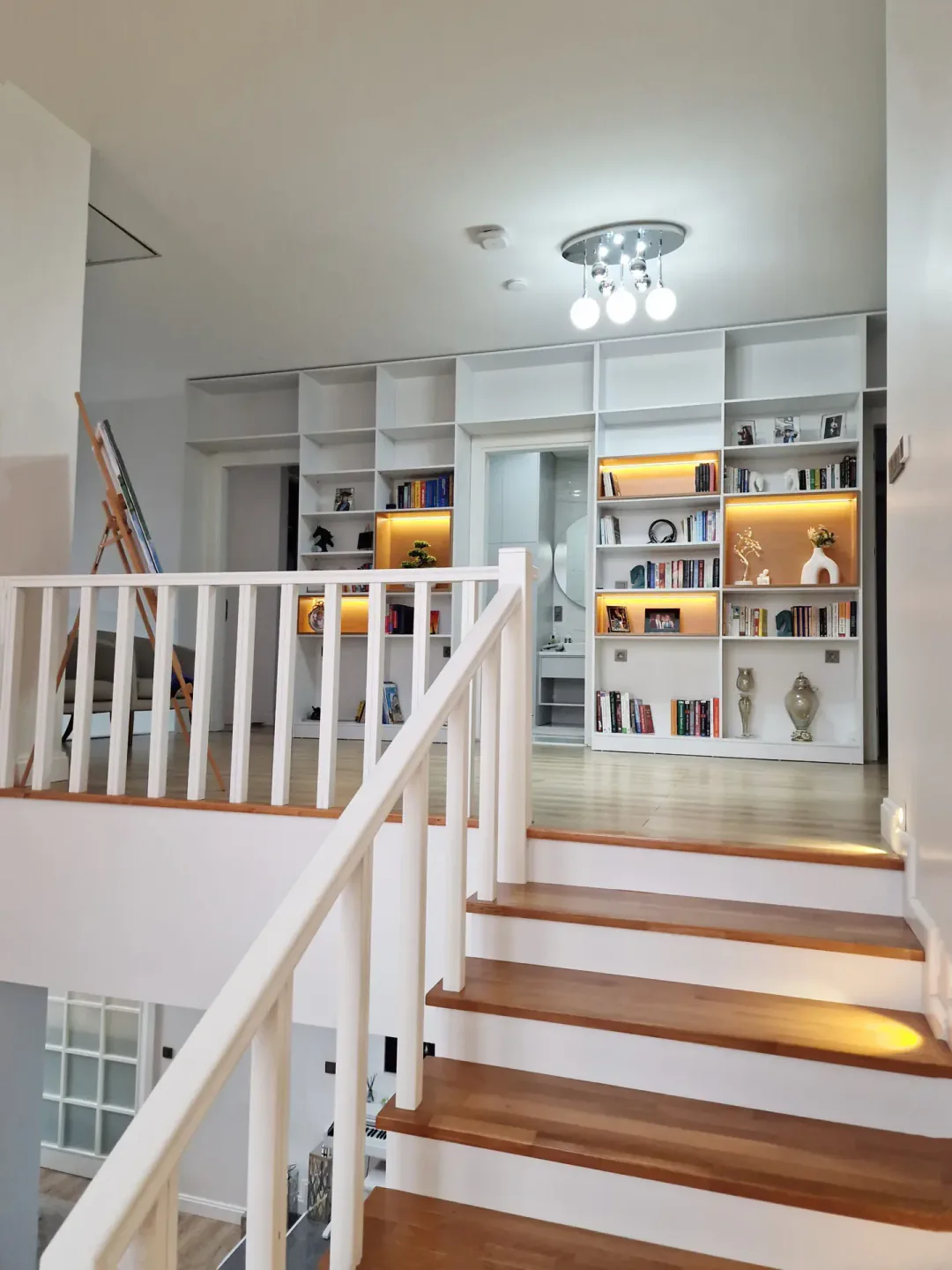 Наполненная светом гостиная в Peker House