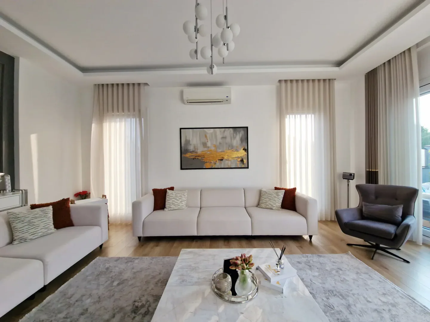 Наполненная светом гостиная в Peker House