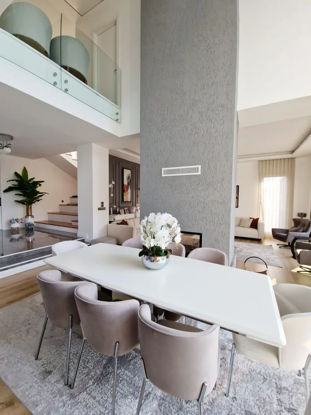 Наполненная светом гостиная в Peker House